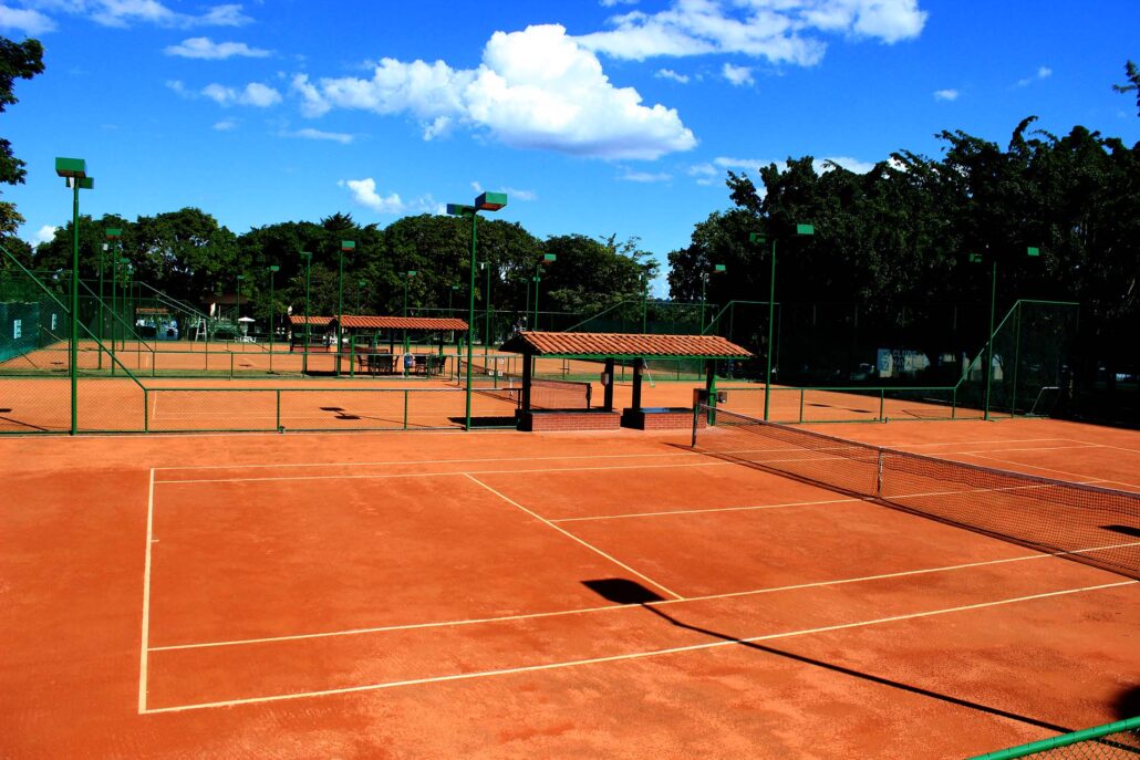 Quadra-de-tênis-no-clube-naval-brasília-saibro-1