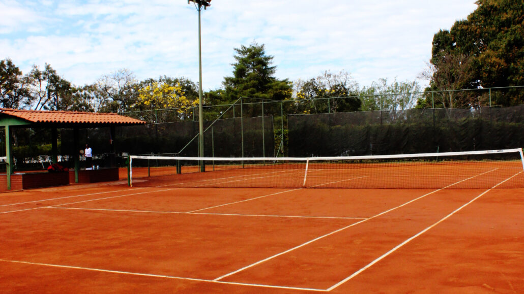 Quadra-de-tênis-no-clube-naval-brasília-saibro